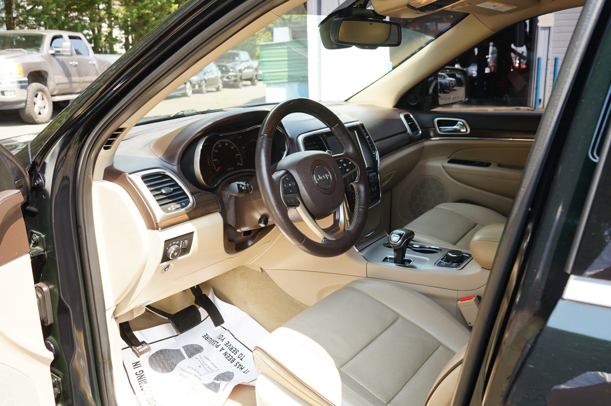 Used 2014 Jeep Grand Cherokee Overland AWD/4WD image 14