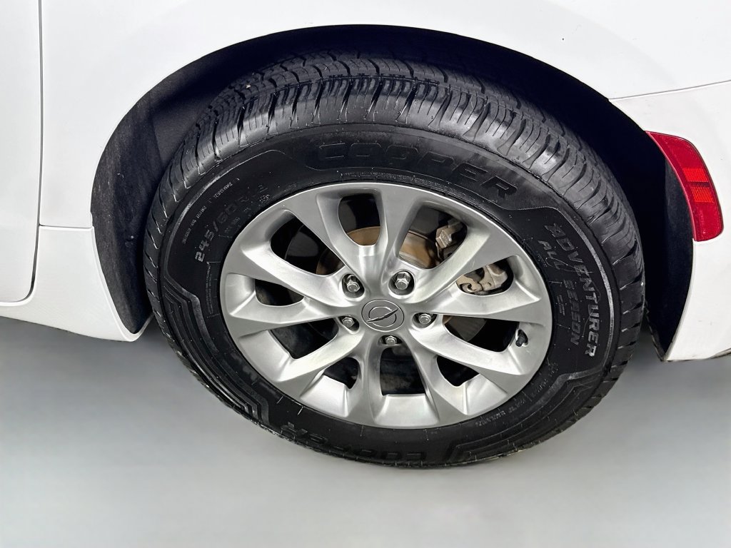 Used 2024 Chrysler Pacifica Touring-L AWD/4WD image 34