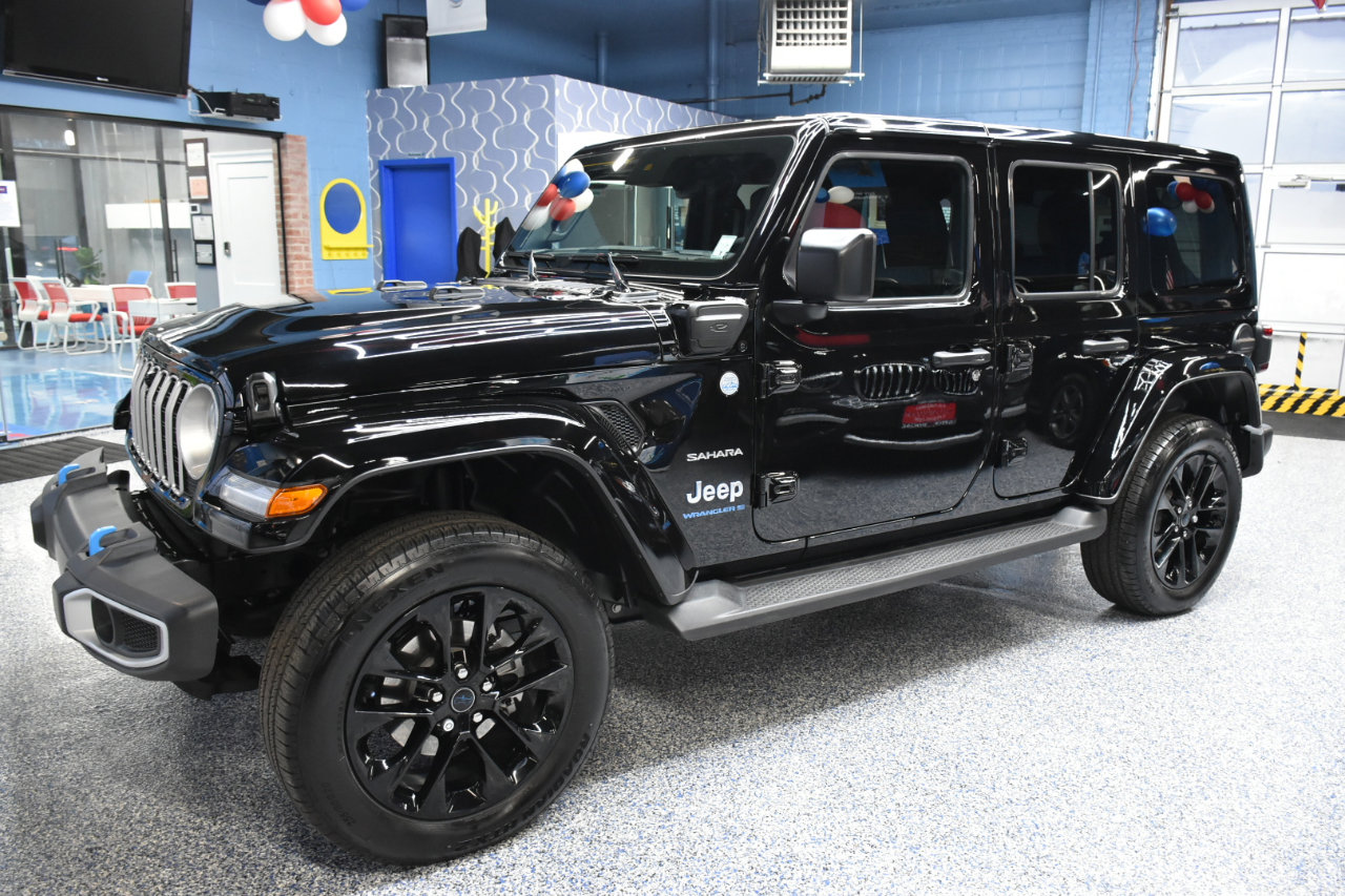 Used 2024 Jeep Wrangler Unlimited Sahara w/ Technology Group image 12