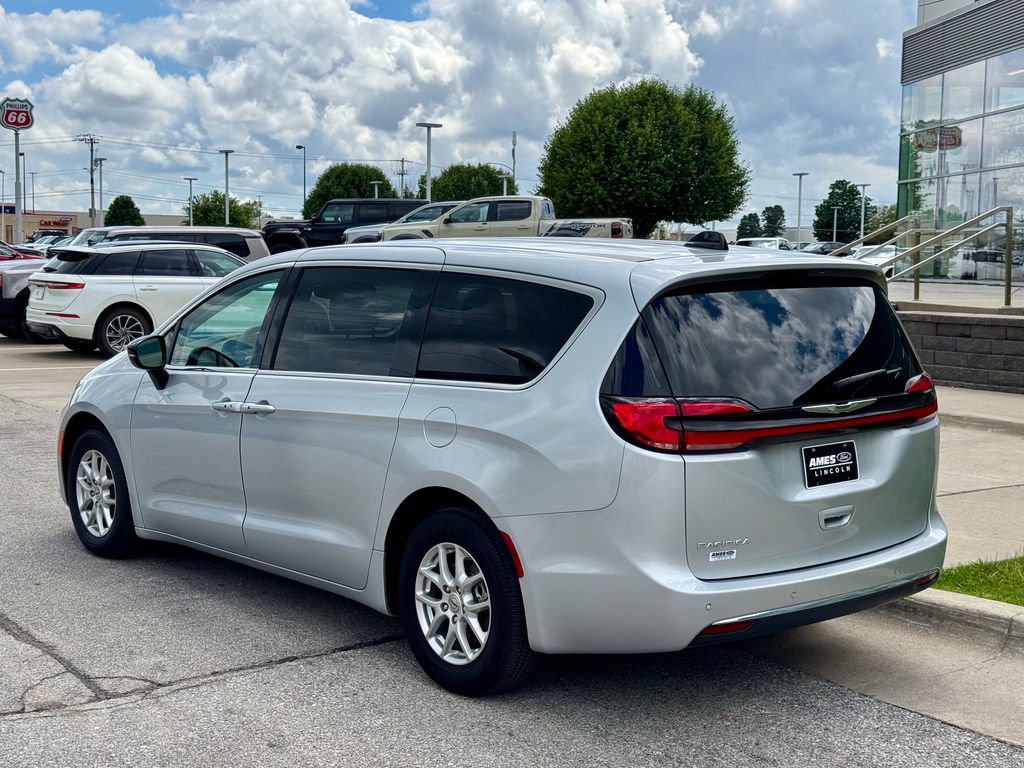 Used 2024 Chrysler Pacifica Touring-L FWD image 4