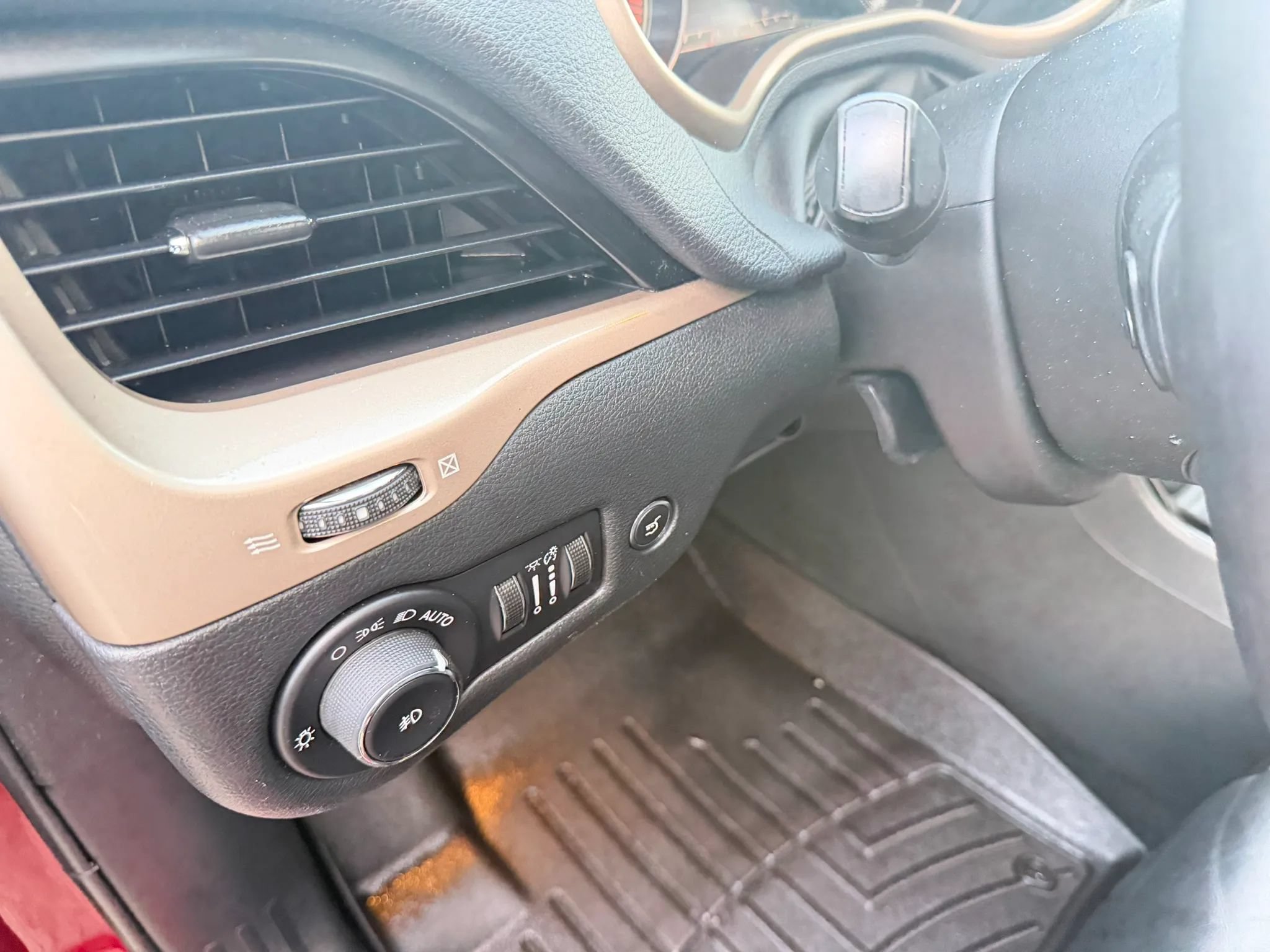 Used 2014 Jeep Cherokee Limited w/ Technology Group FWD image 10