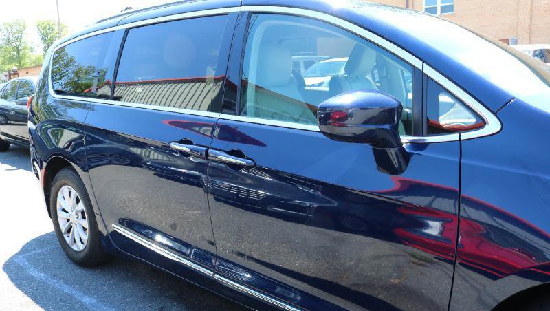 Used 2018 Chrysler Pacifica Touring-L FWD image 3
