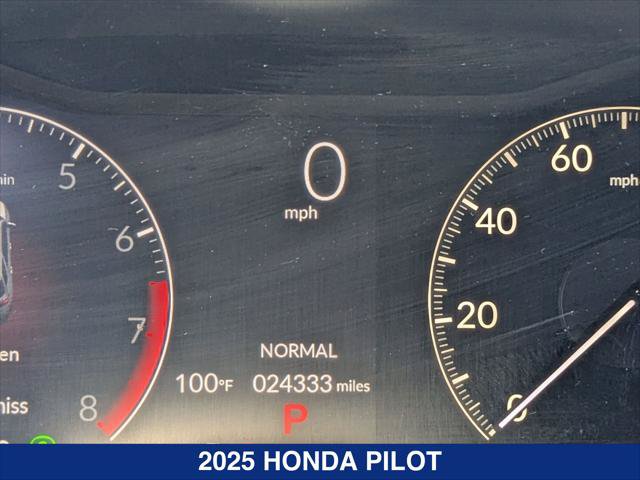 Used 2025 Honda Pilot TrailSport image 16
