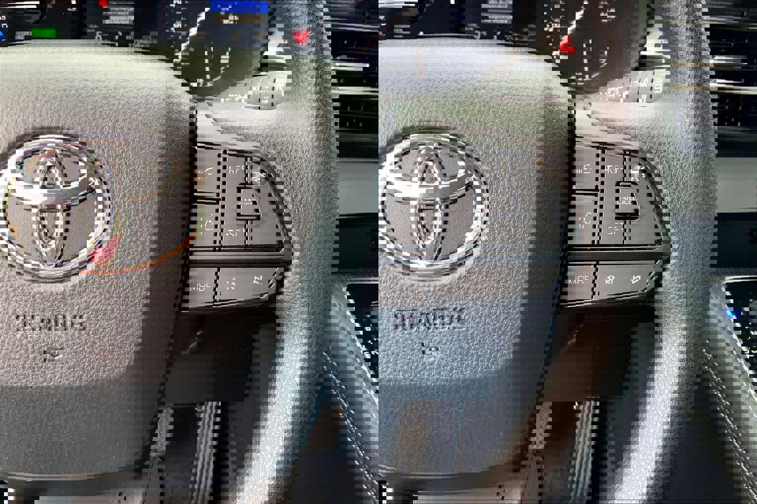 Used 2025 Toyota Sienna LE image 25