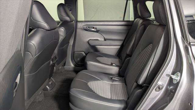 Used 2024 Toyota Highlander XSE FWD image 17