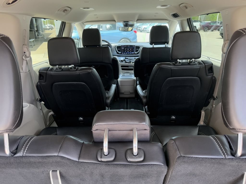 Used 2023 Chrysler Pacifica Touring-L FWD image 20