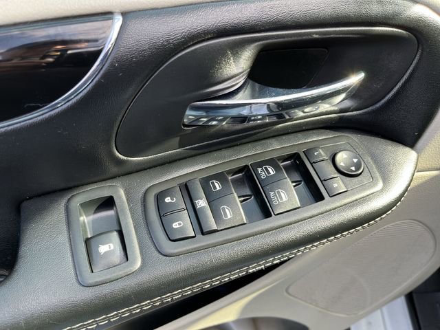 Used 2019 Dodge Grand Caravan SXT image 17