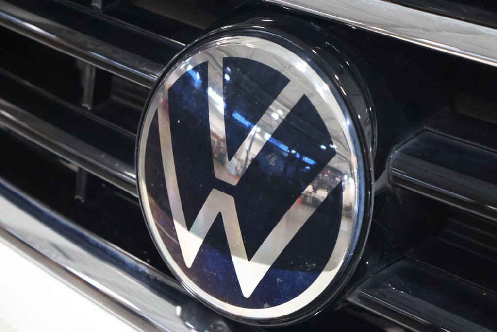 Used 2023 Volkswagen Tiguan SE R-Line FWD image 11