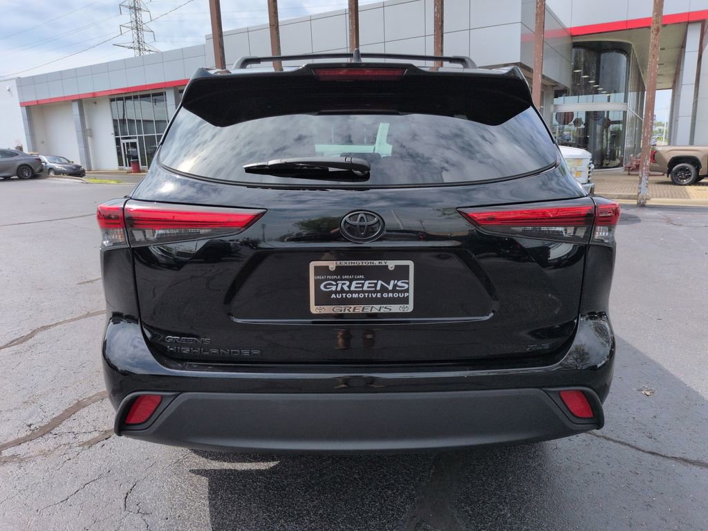 Used 2023 Toyota Highlander XLE image 4