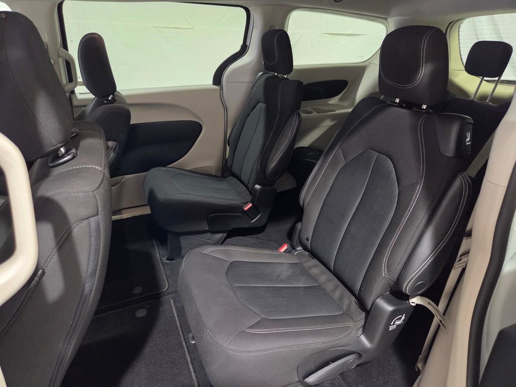 Used 2023 Chrysler Voyager LX image 15