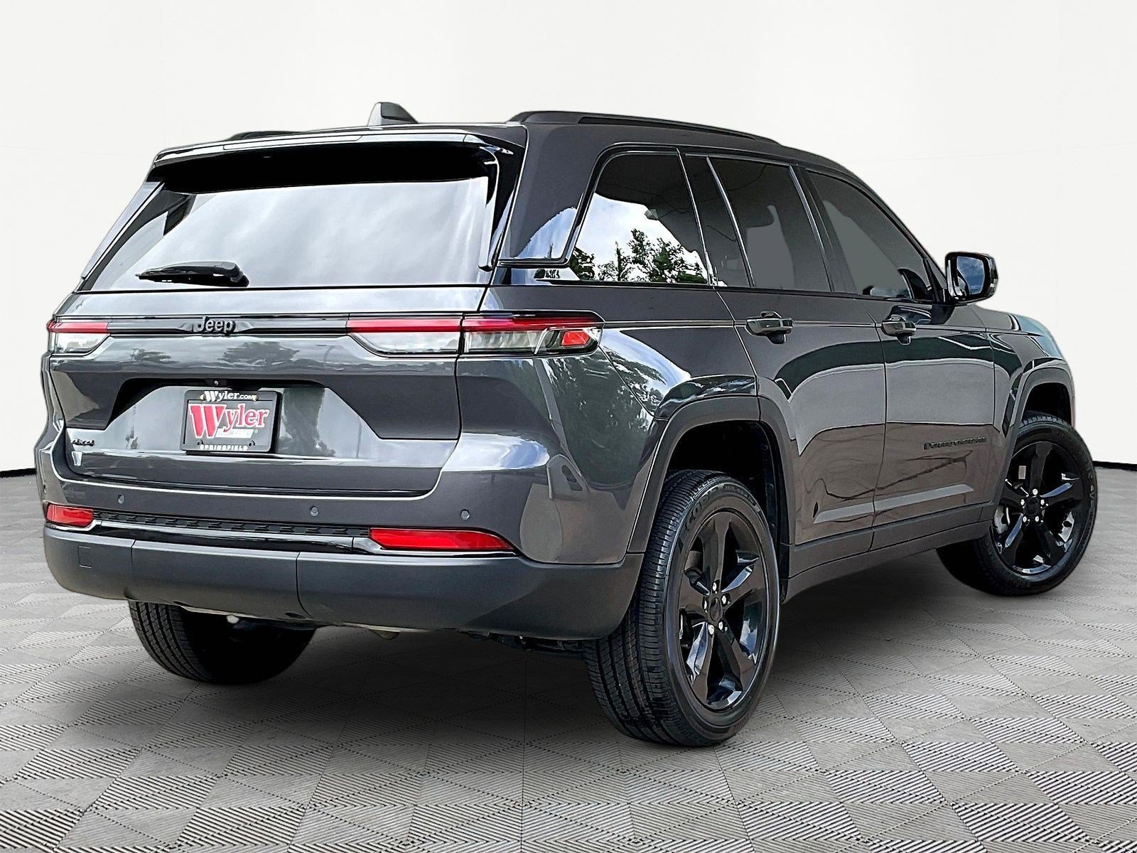 Used 2023 Jeep Grand Cherokee Altitude AWD/4WD image 6