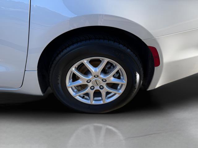 Used 2024 Chrysler Pacifica Touring-L FWD image 23