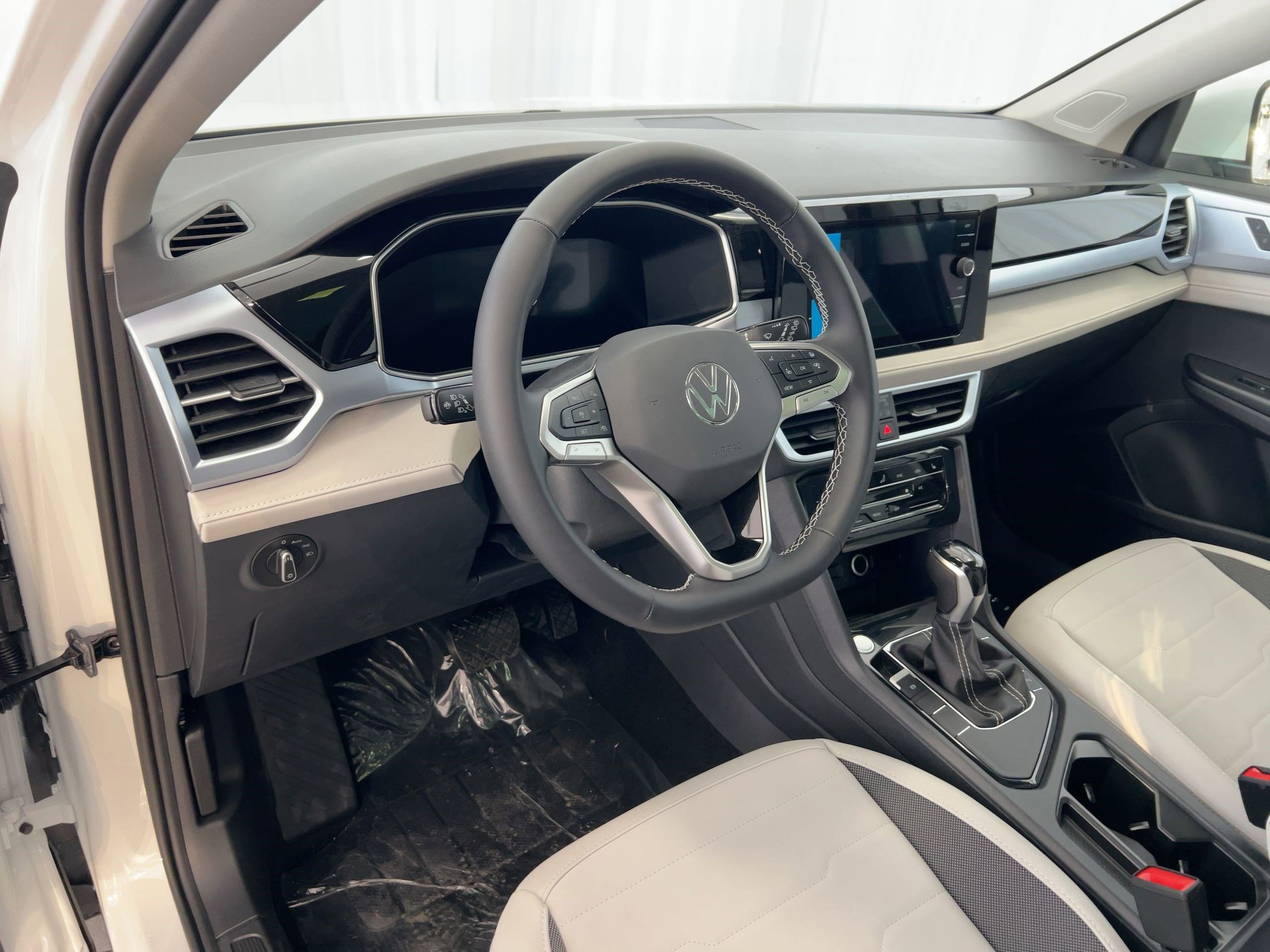 New 2026 Volkswagen Taos SE FWD image 4