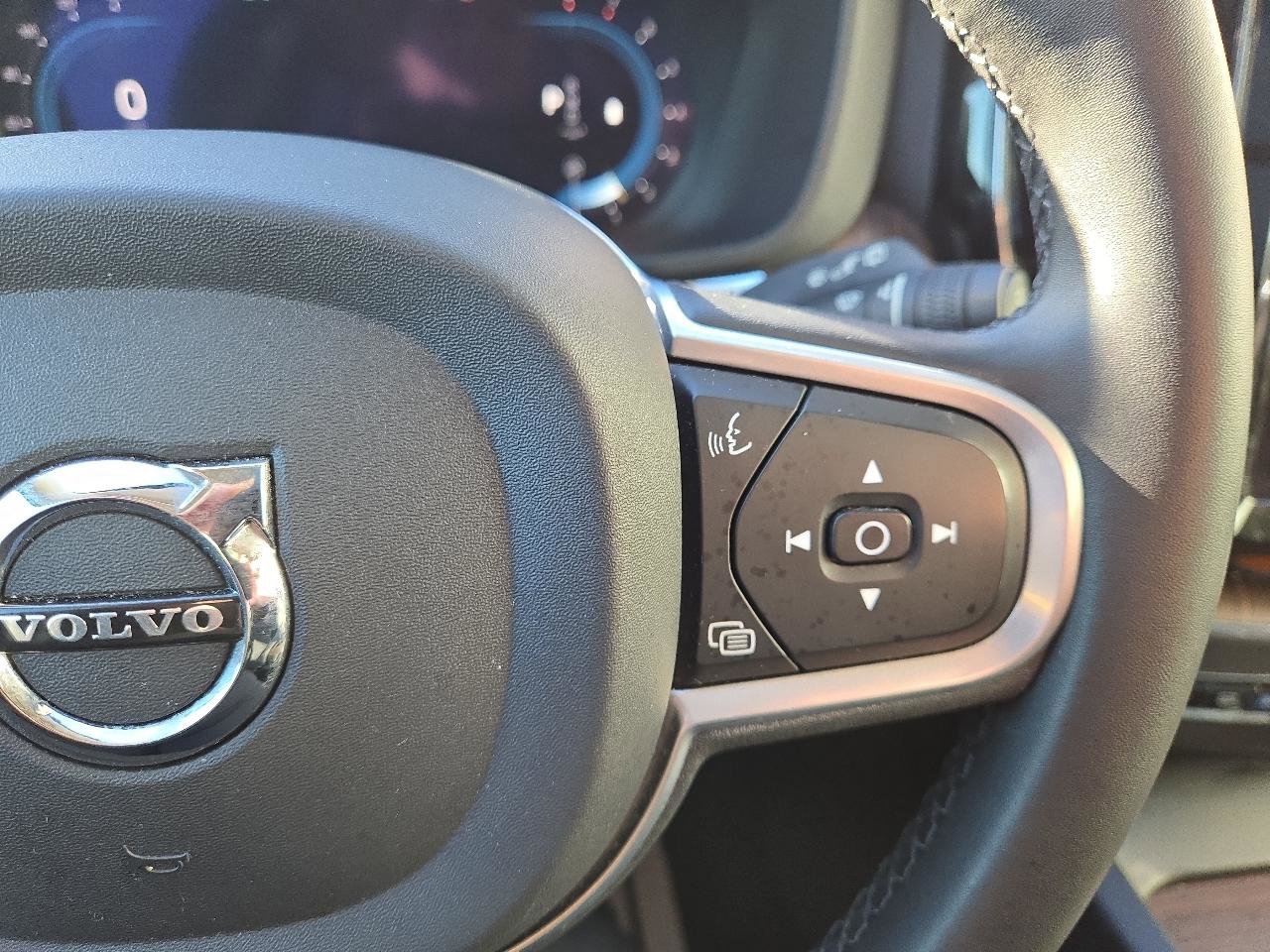 Used 2022 Volvo XC60 B5 Momentum image 15