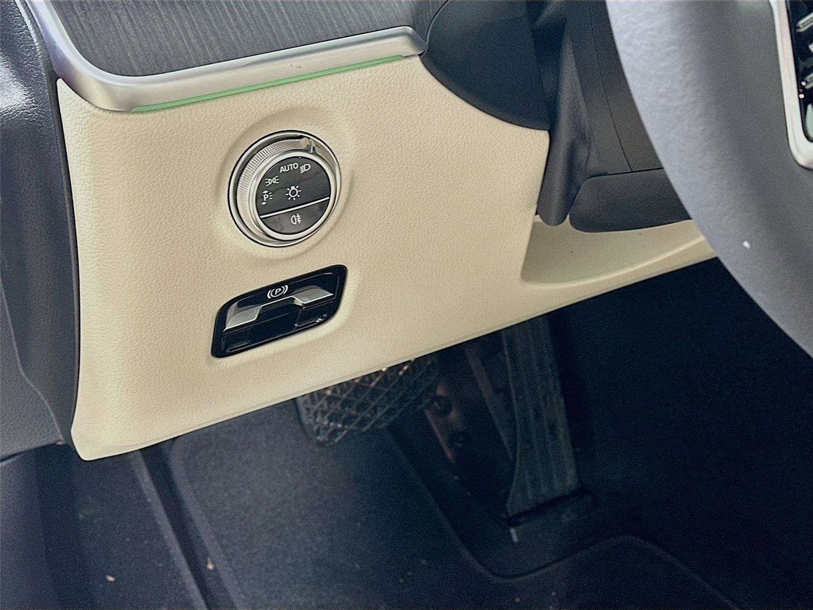 Certified 2026 Mercedes-Benz C 300 4MATIC Sedan image 10