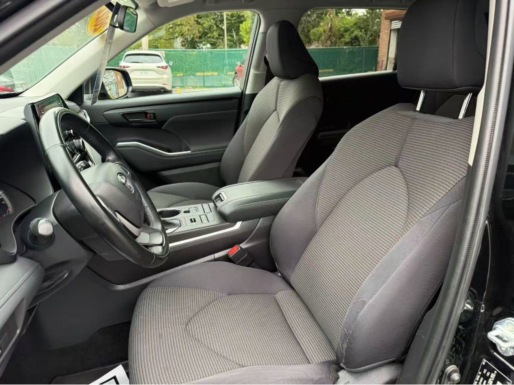 Used 2022 Toyota Highlander LE image 9