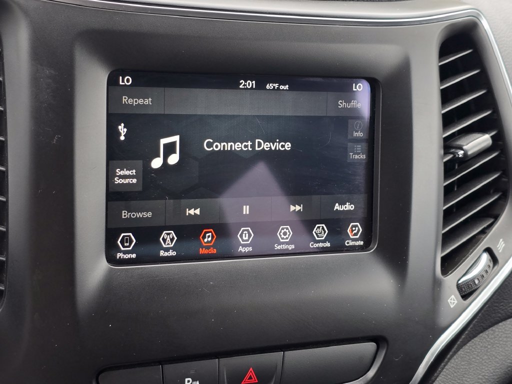 Used 2019 Jeep Cherokee Latitude Plus w/ Comfort/Convenience Group AWD/4WD image 38