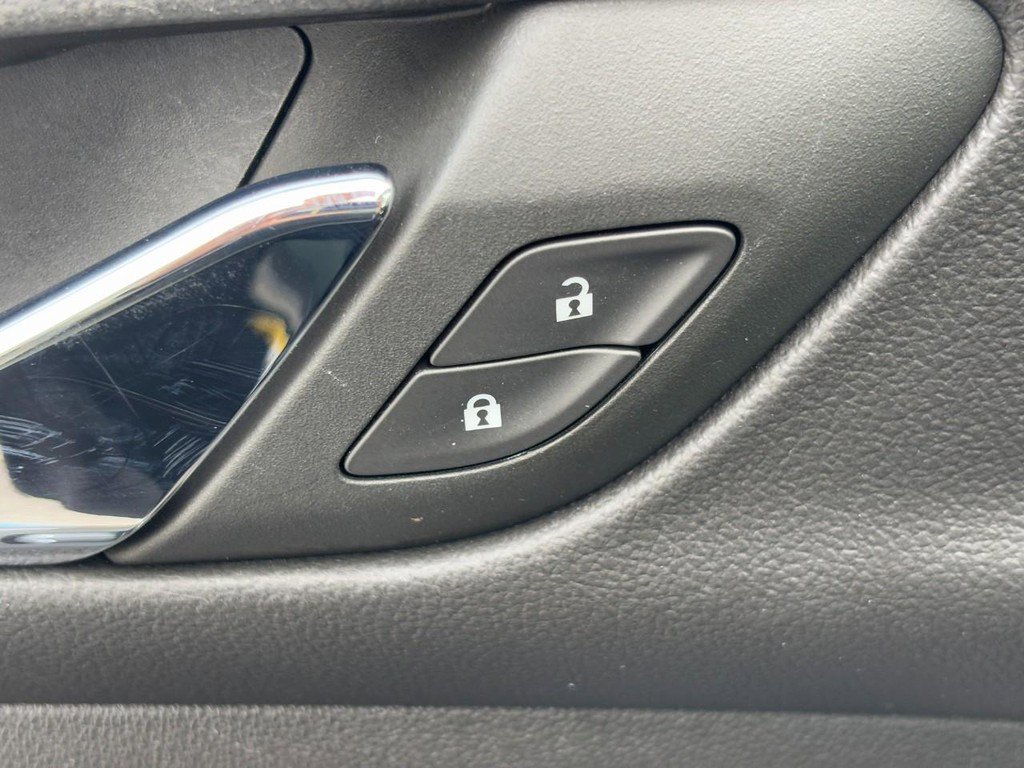 Used 2023 GMC Acadia SLE w/ Driver Convenience Package FWD image 28