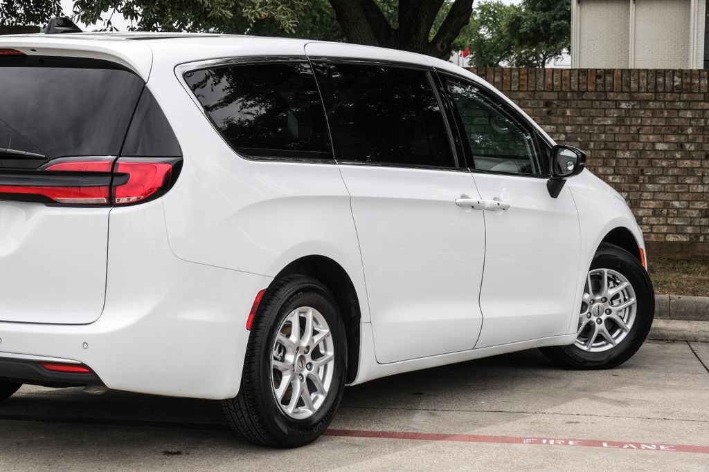 Used 2024 Chrysler Pacifica Touring-L FWD image 17