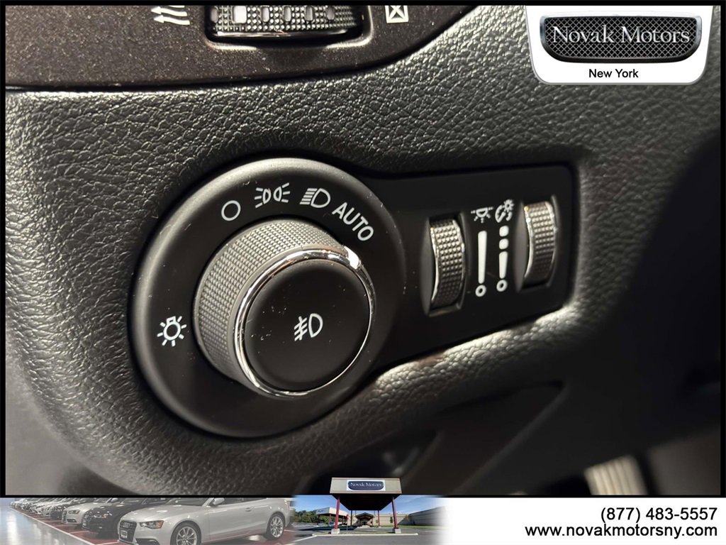 Used 2022 Jeep Cherokee Trailhawk image 18