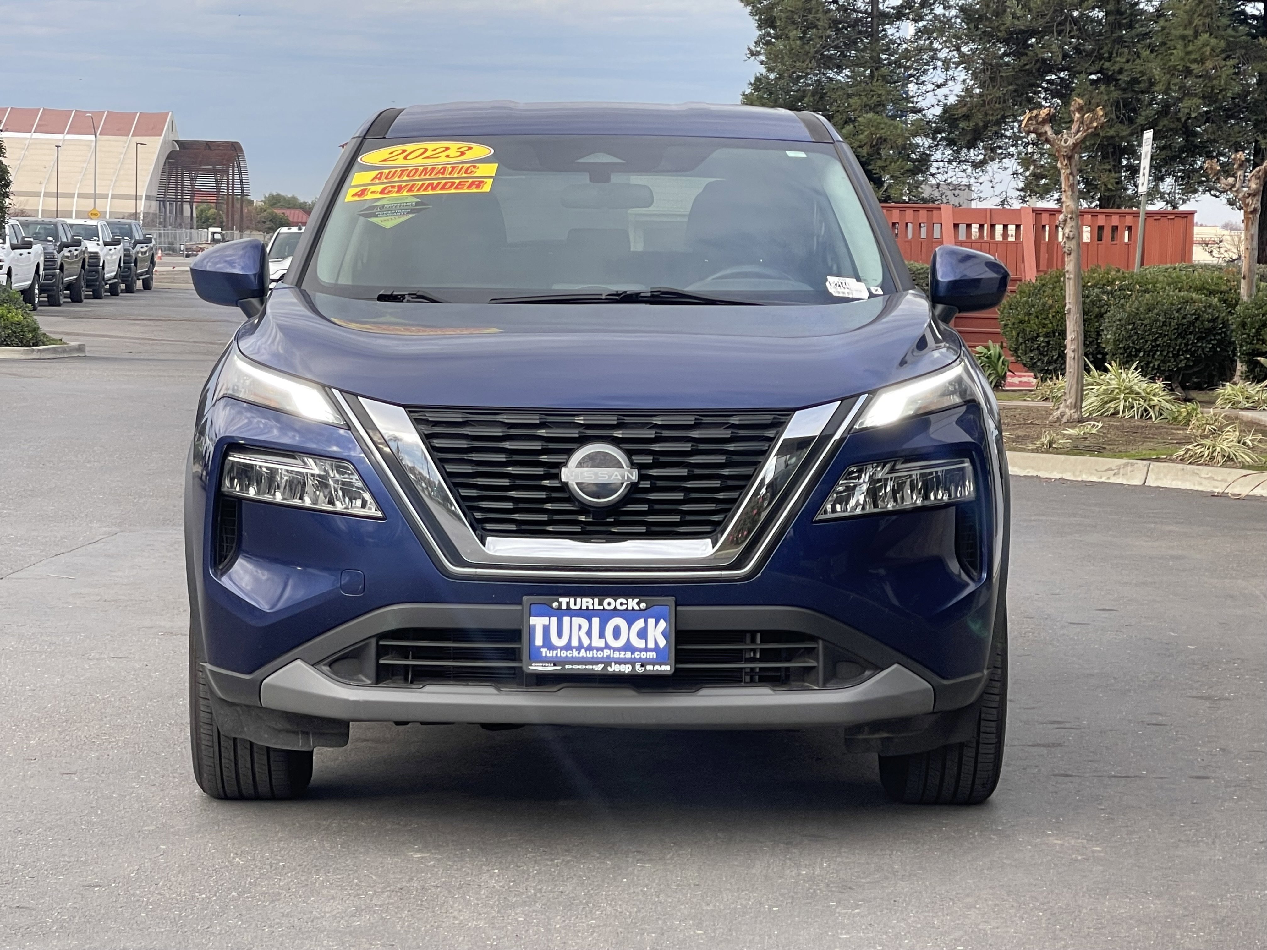 Used 2023 Nissan Rogue SV image 2