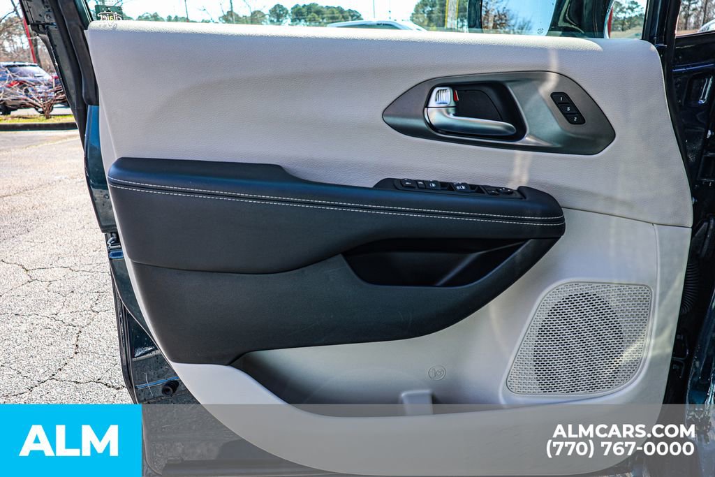 Used 2024 Chrysler Pacifica Touring-L image 48