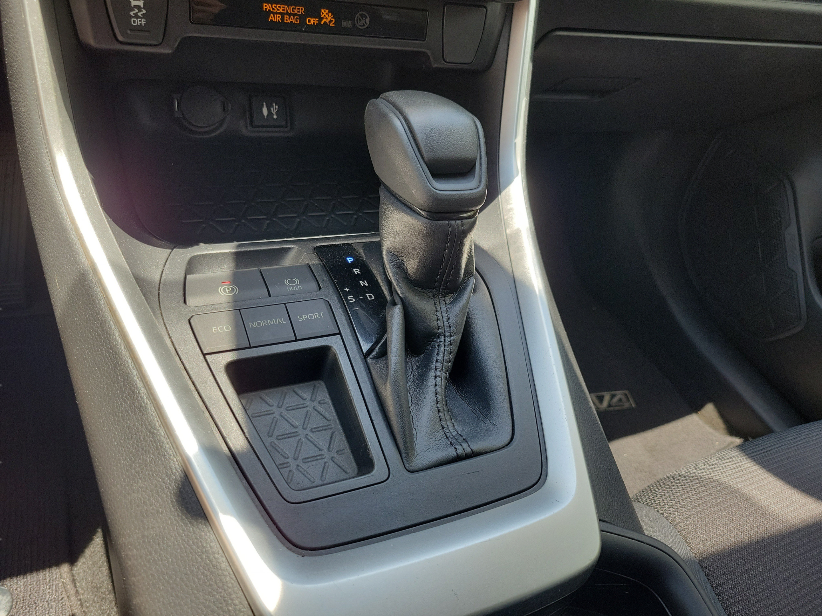Used 2019 Toyota RAV4 LE FWD image 30