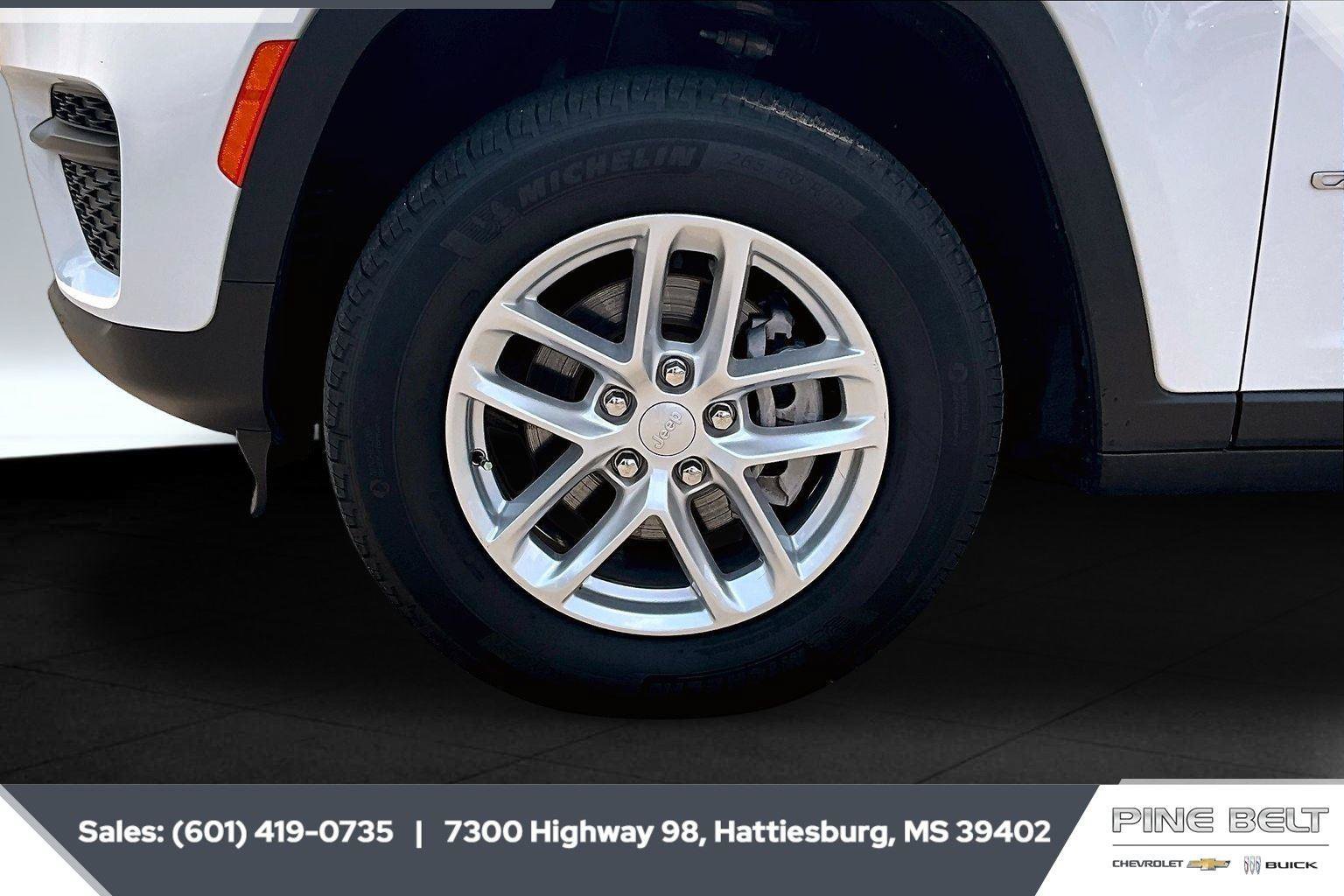 Used 2024 Jeep Grand Cherokee Laredo X RWD image 7