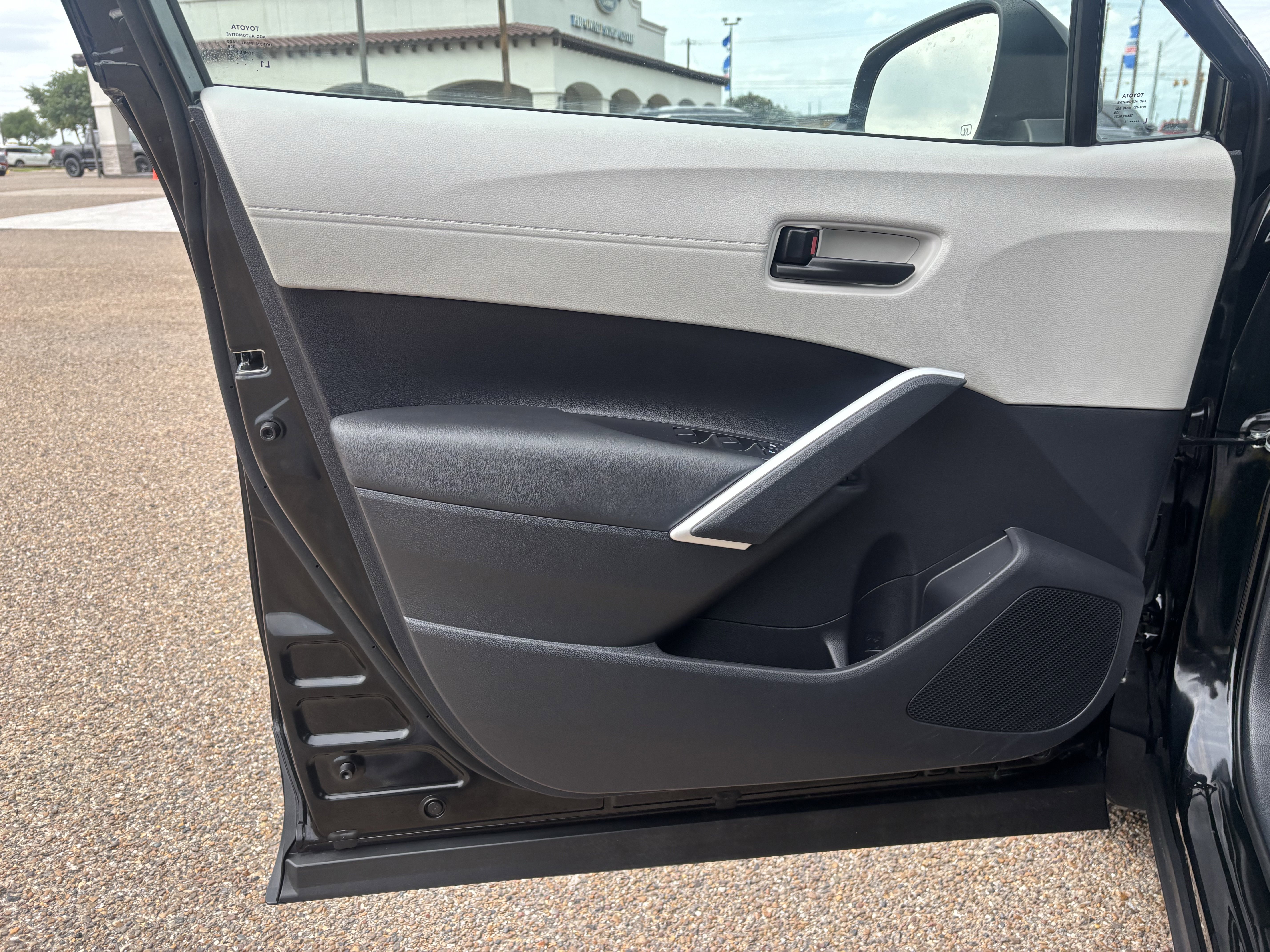 Used 2025 Toyota Corolla Cross L FWD image 9