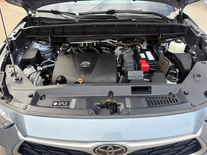 Used 2022 Toyota Highlander XLE AWD/4WD image 11