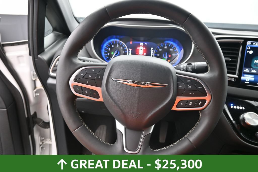 Used 2025 Chrysler Pacifica Select FWD image 24