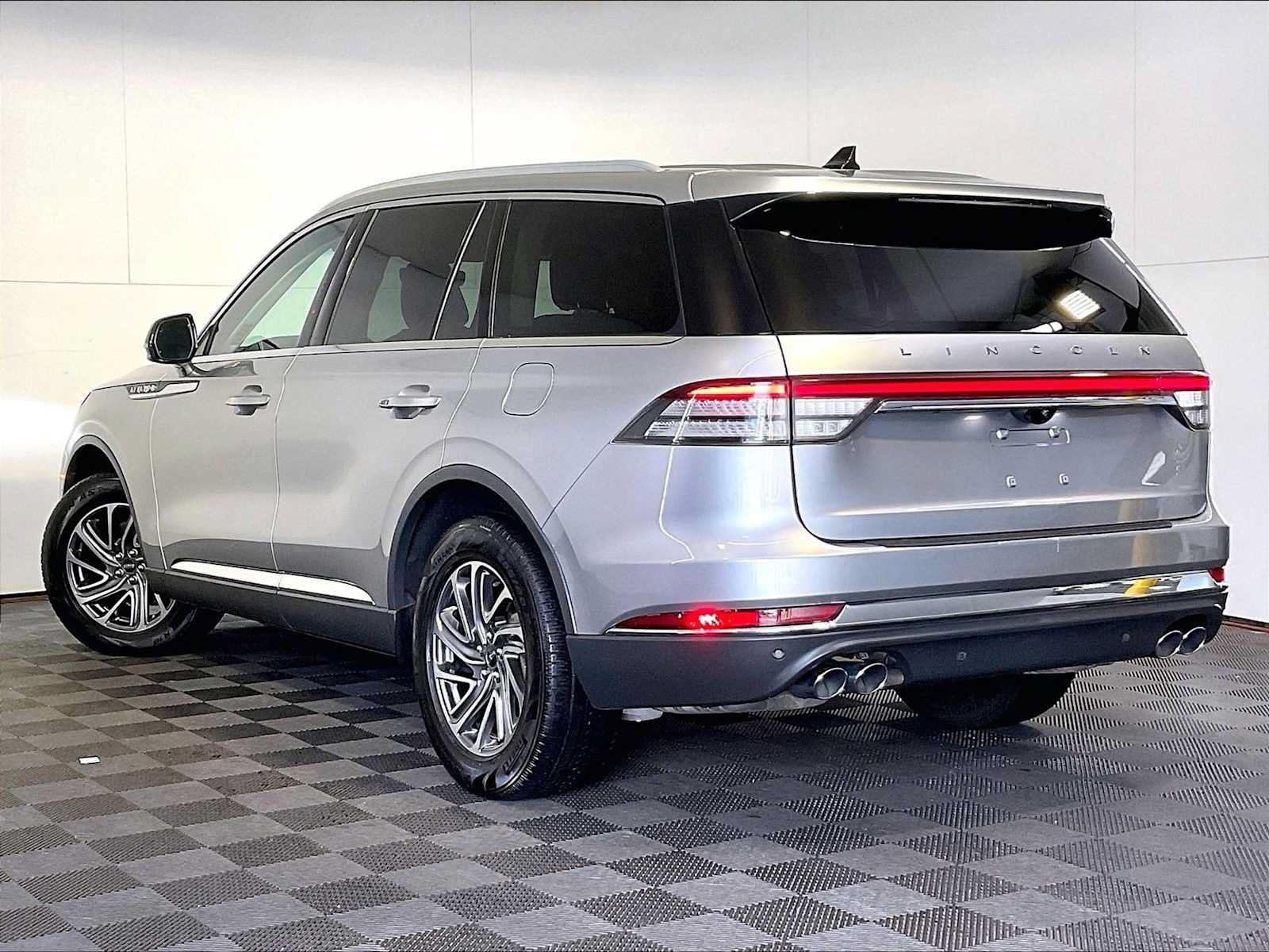Used 2021 Lincoln Aviator AWD image 3