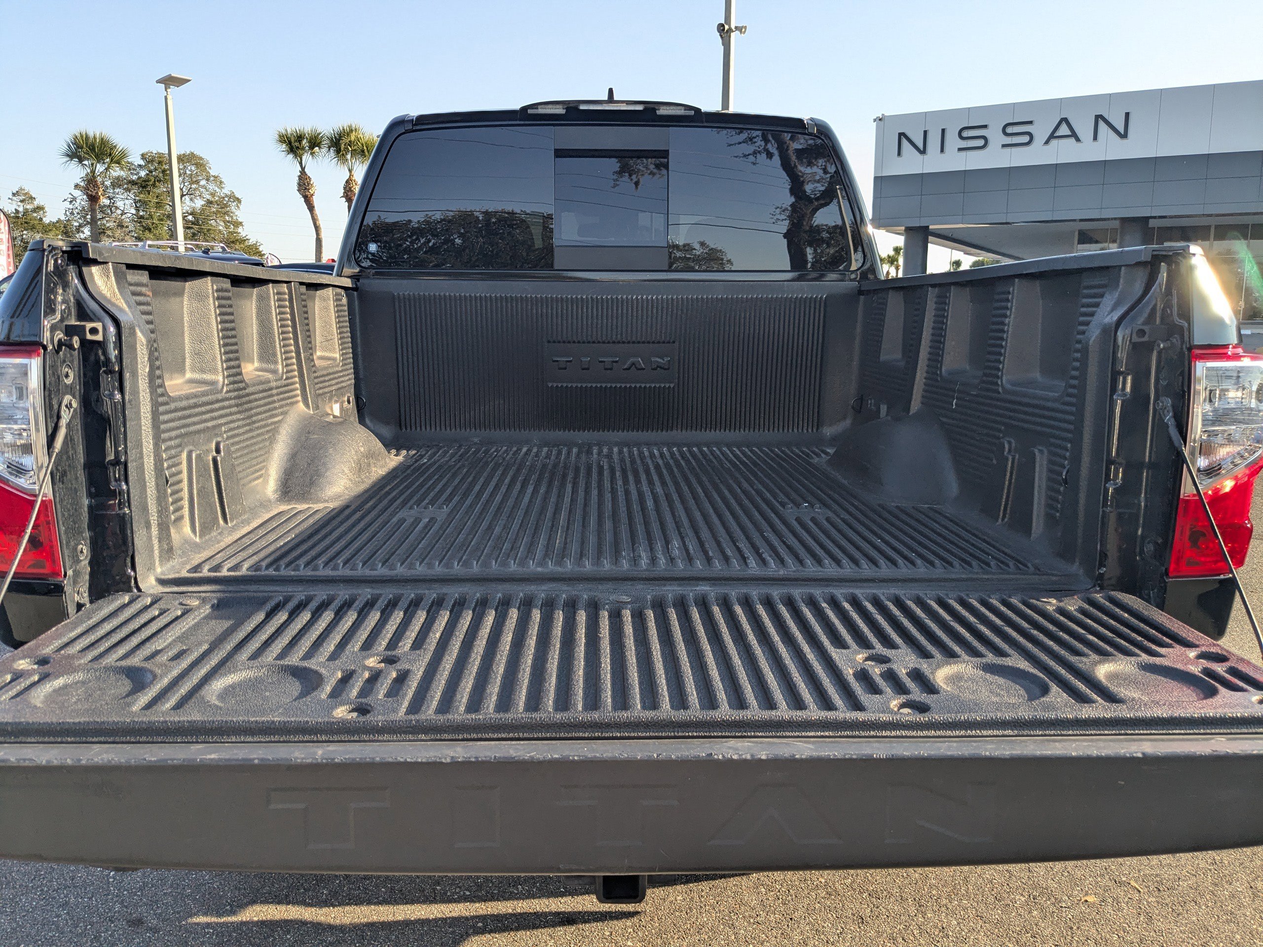 Used 2023 Nissan Titan SV w/ SV Convenience Package image 13