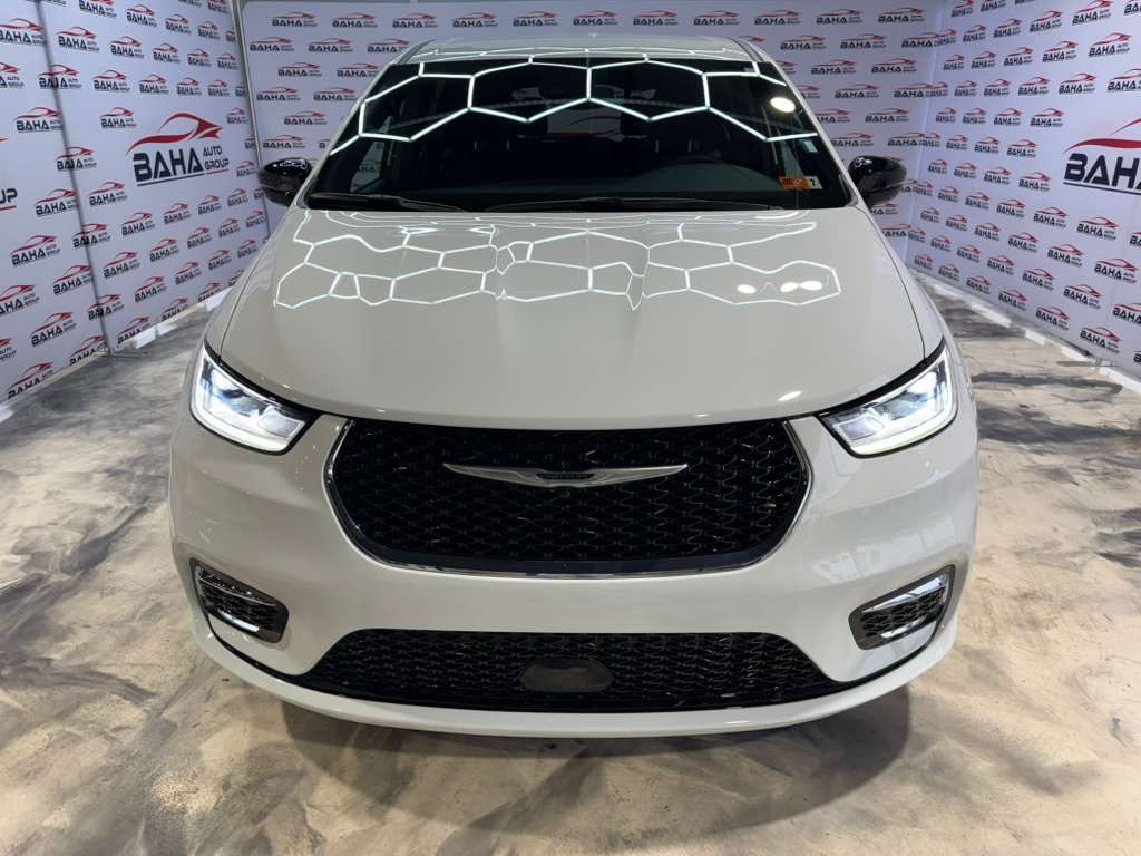 Used 2025 Chrysler Pacifica Select image 4