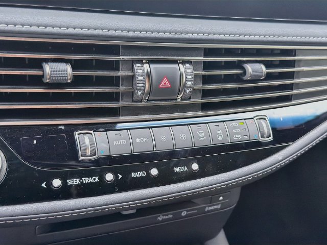 Used 2022 Lexus LS 500 w/ Accessory Package (Z2) RWD image 33