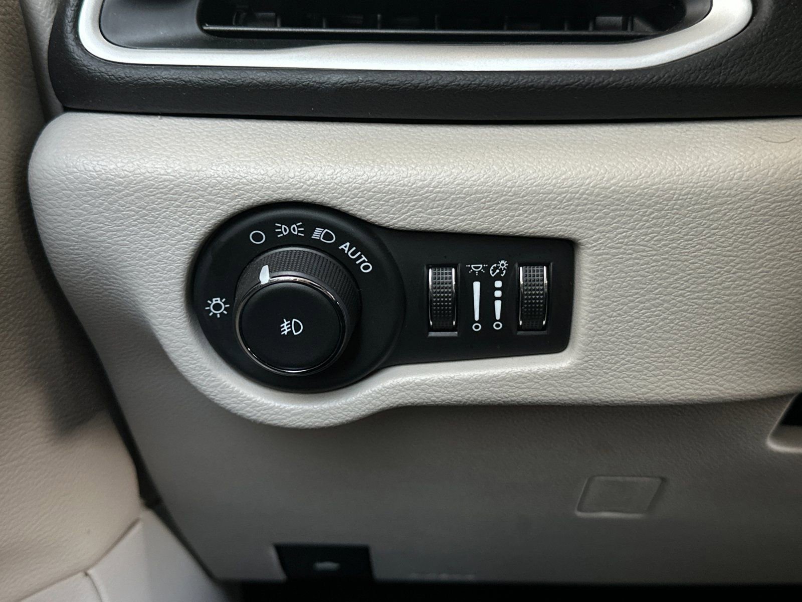 Used 2024 Chrysler Pacifica Touring-L image 27