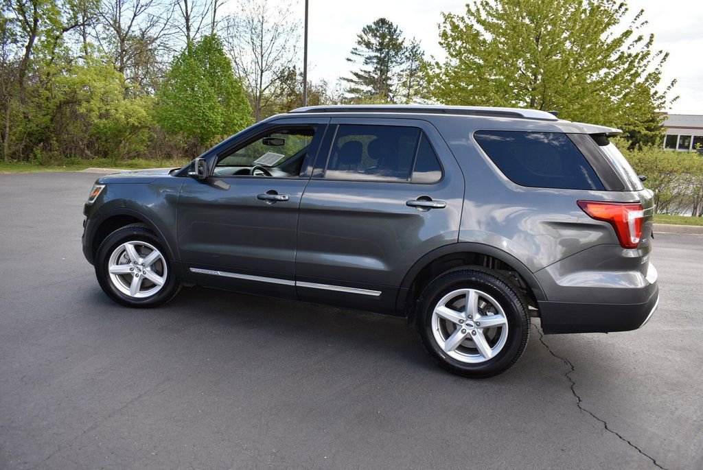 Used 2017 Ford Explorer XLT w/ Equipment Group 202A AWD/4WD image 8