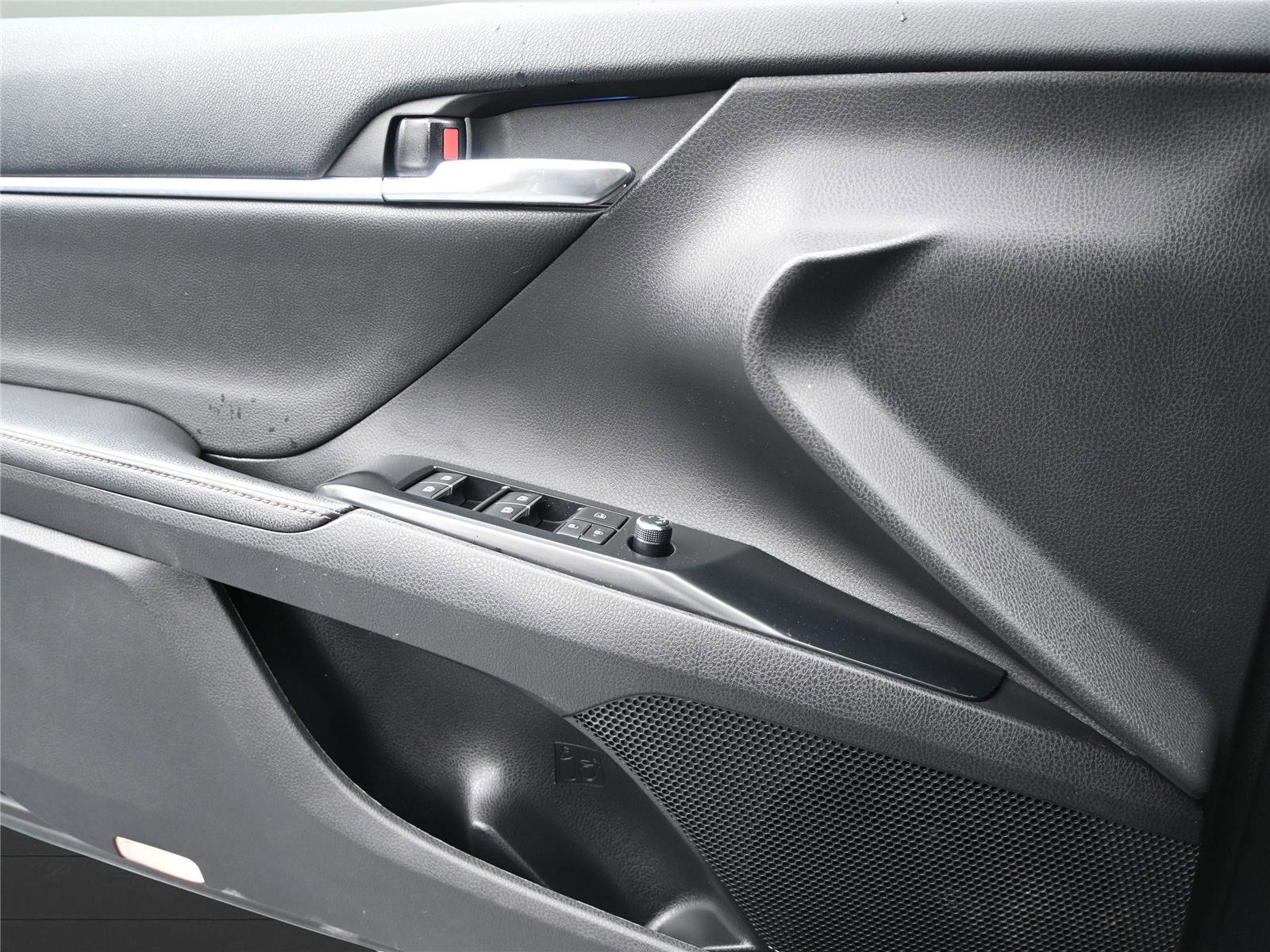 Used 2020 Toyota Camry XLE image 6