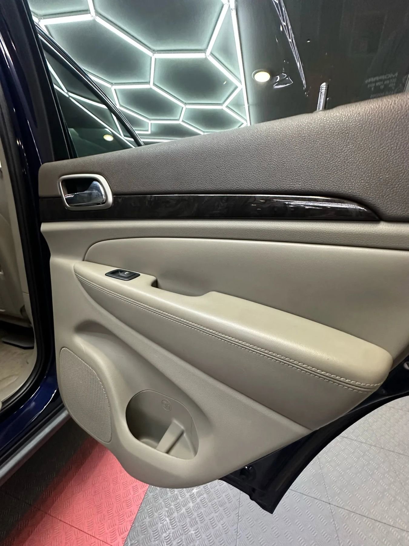 Used 2012 Jeep Grand Cherokee Laredo image 24