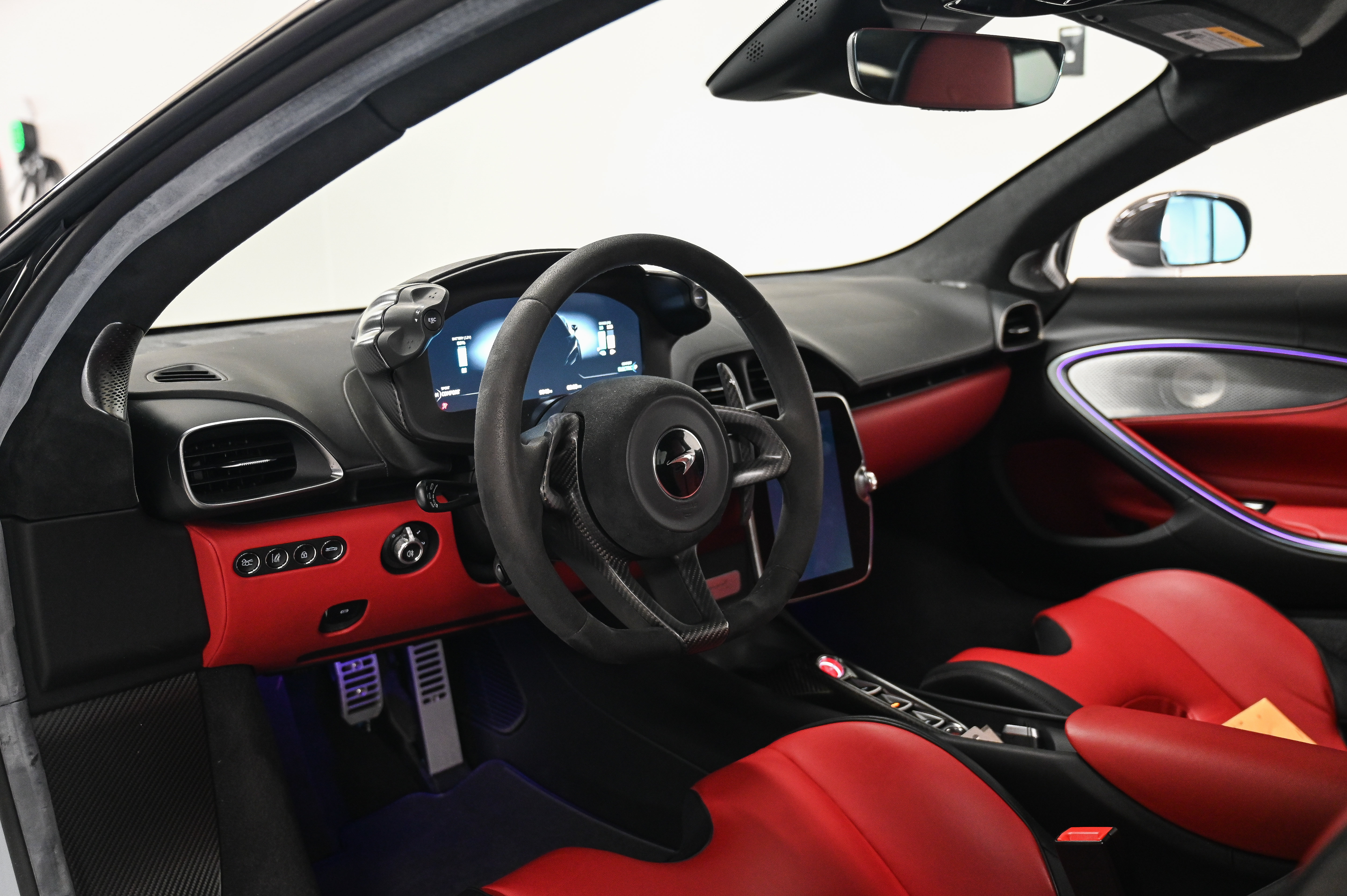 Used 2023 McLaren Artura RWD image 19