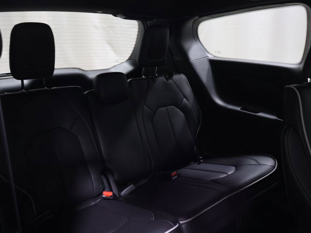 New 2027 Chrysler Pacifica Limited AWD/4WD image 13
