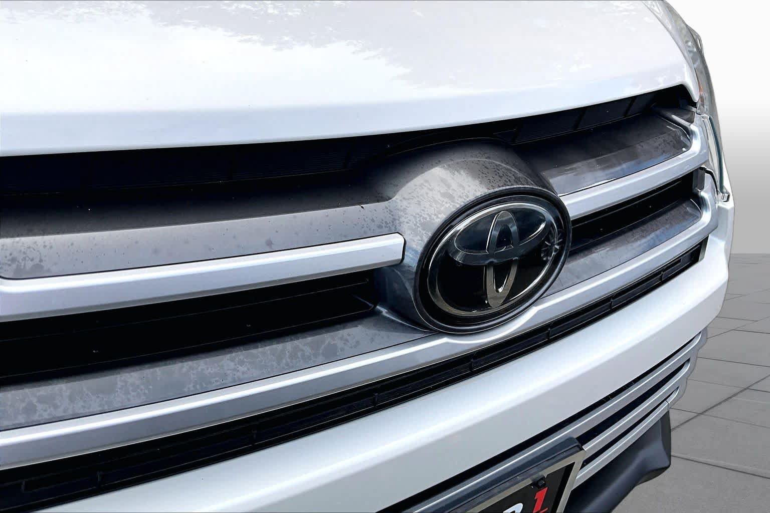 Used 2019 Toyota Highlander XLE AWD/4WD image 29