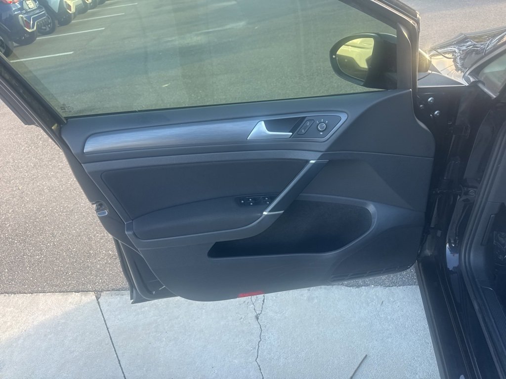 Used 2018 Volkswagen Golf S image 21
