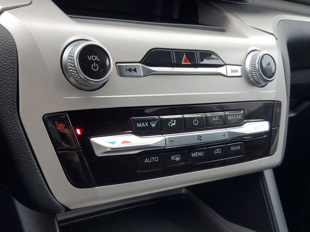 Certified 2023 Ford Explorer XLT w/ Class IV Trailer Tow Package image 26