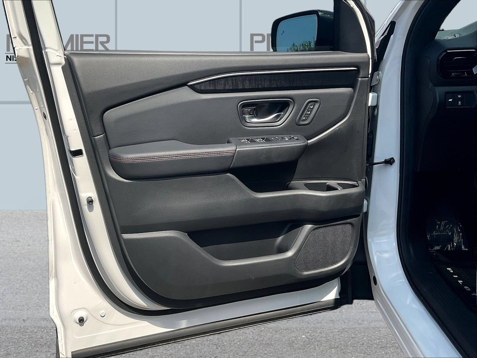 Used 2025 Honda Pilot Black Edition image 21