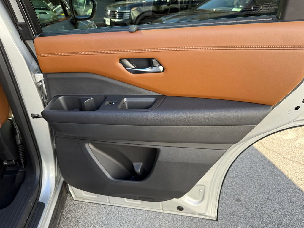 Used 2024 Nissan Pathfinder Platinum w/ Cargo Package AWD/4WD image 31