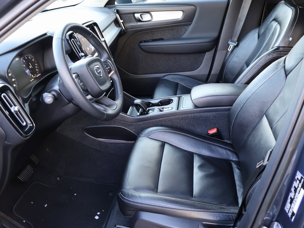Used 2022 Volvo XC40 T5 Momentum image 42