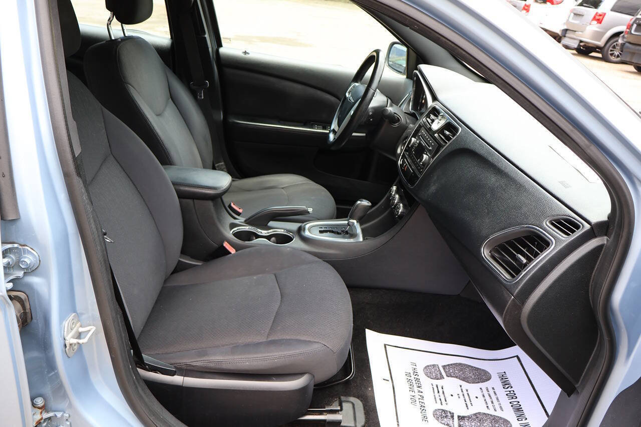 Used 2013 Chrysler 200 Touring FWD image 14