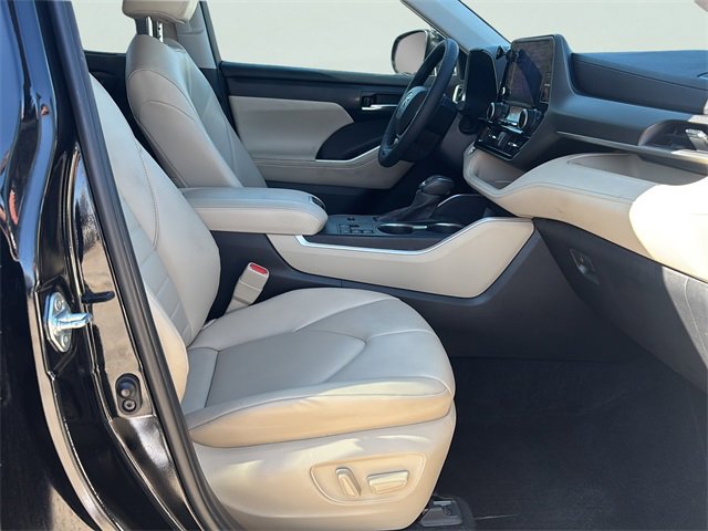 Used 2023 Toyota Highlander XLE image 11