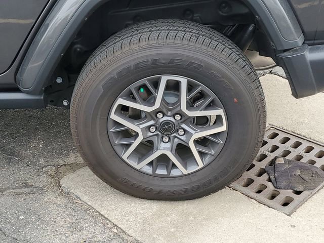 Used 2025 Jeep Wrangler Sahara AWD/4WD image 32